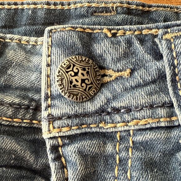Silver Shorts Womens Size 28 Suki Mid Rise Inseam 3 Distressed Denim Bottoms - Picture 9 of 11